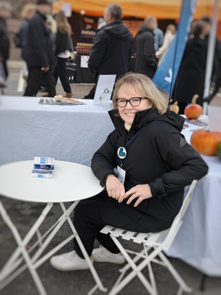 Teija istumassa Kokoomuksen valliteltalla.