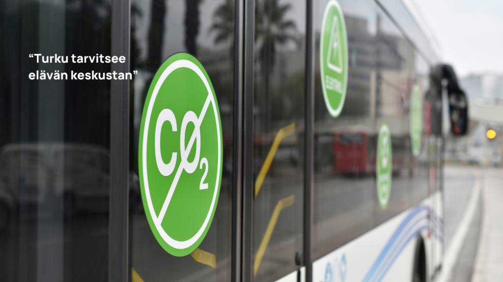 sähköbussi, jossa lainaus "Turku tarvitsee elävän keskustan"